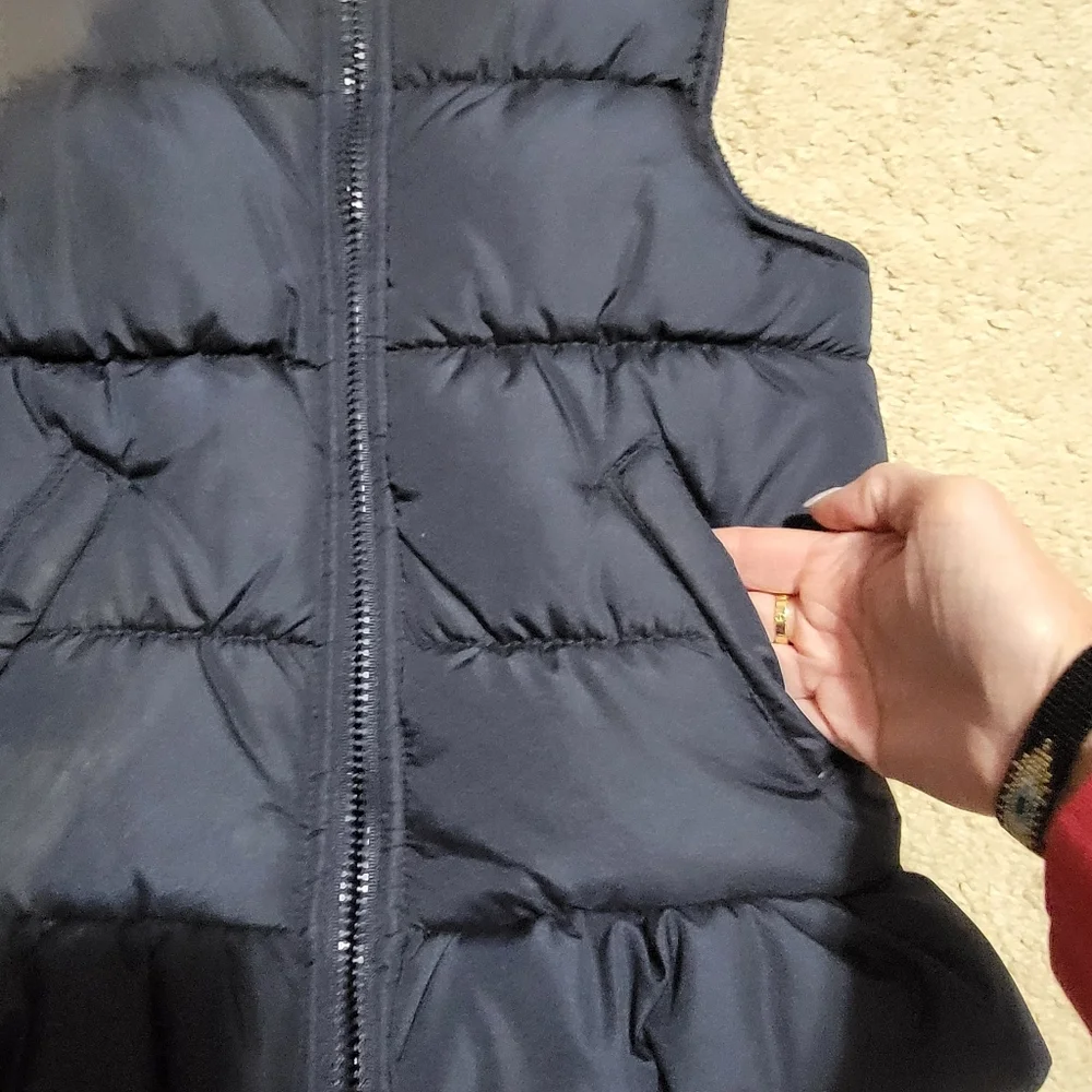 Girl's Oshkosh B'gosh Navy puffy vest. Size 6